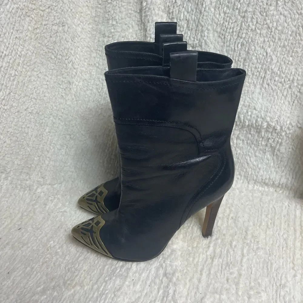 Nine West Vaflume leather Black ankle heels Boots Metal gold tone accent SZ7.5M